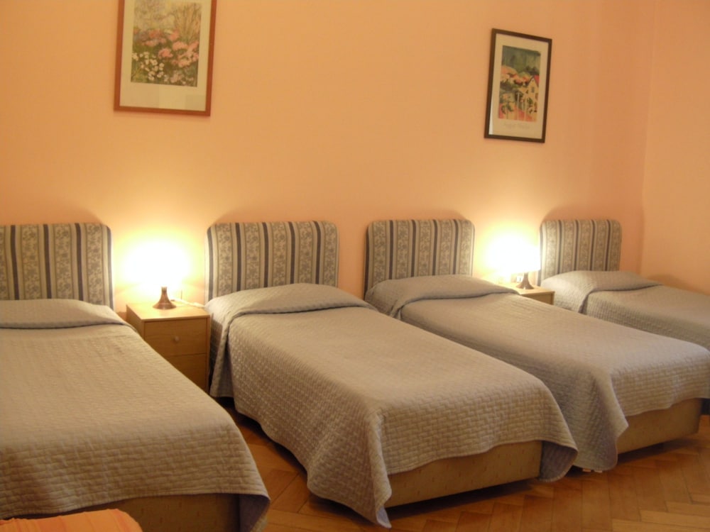 ROOM, QUADRUPLE, SHARED BATHROOM