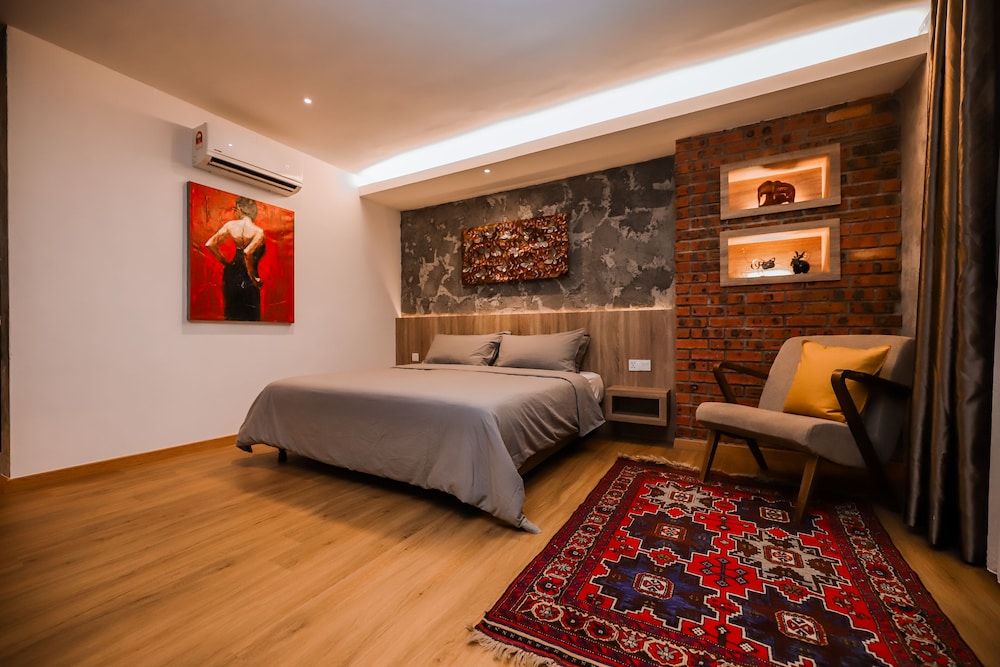 STUDIO, KING BED