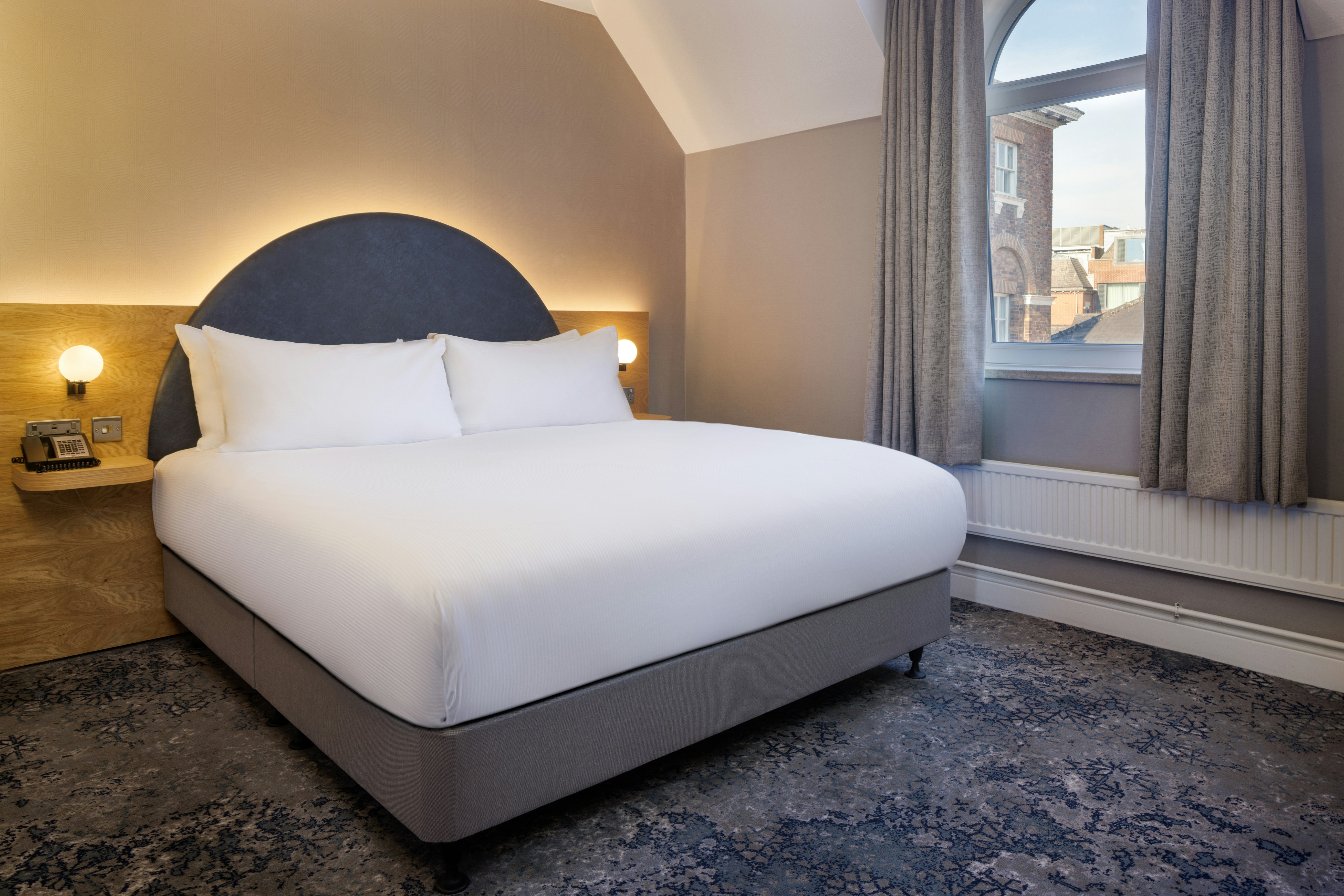 SUITE, KING BED, SOFA
