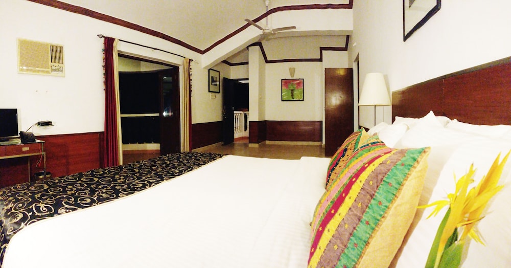 The Camelot Beach Resort 12/23