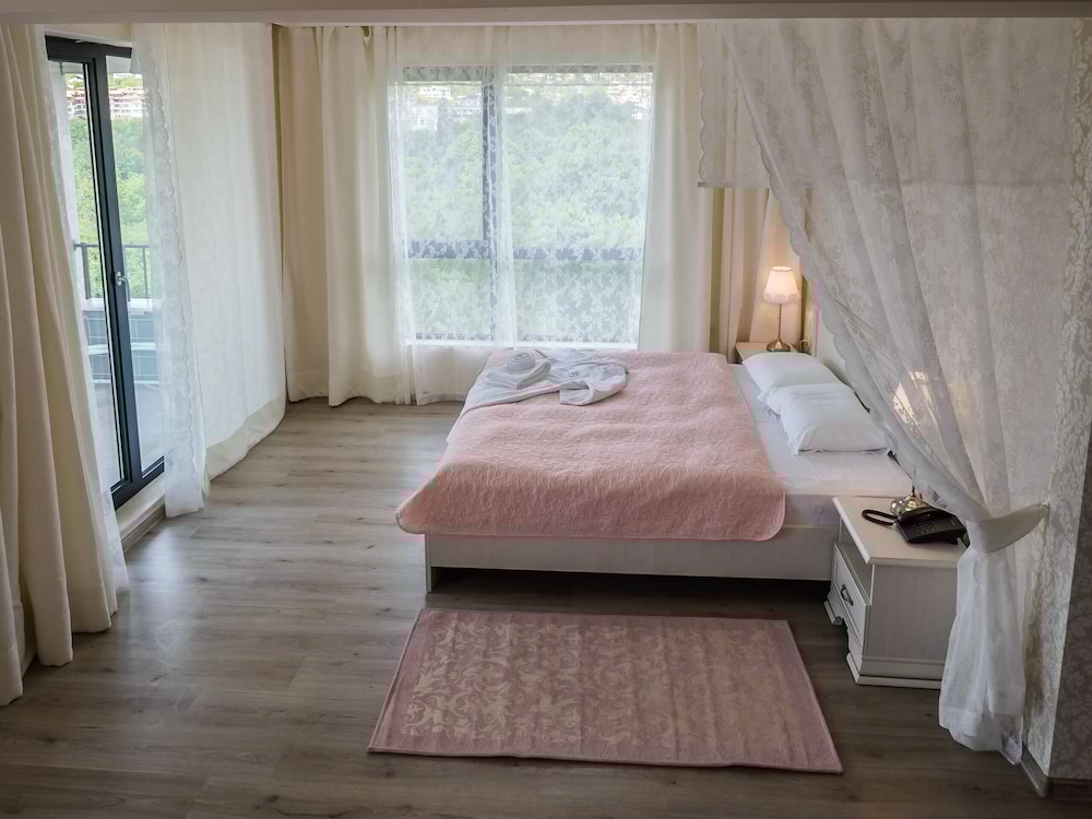 White Rock Castle Suite Hotel & Spa 10/47