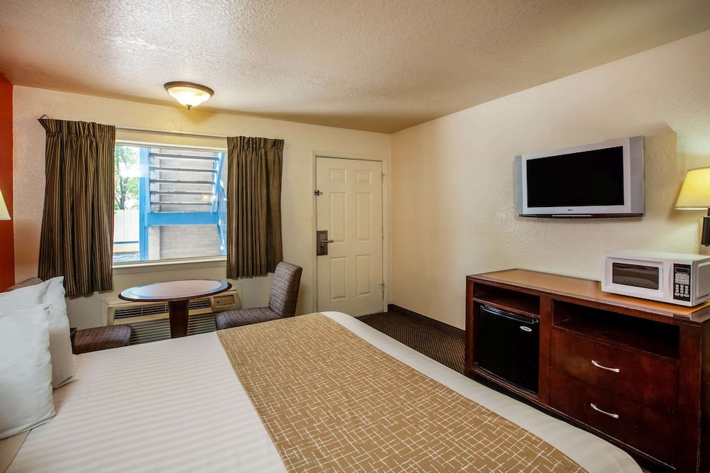Travelodge by Wyndham Houston Hobby Airport 23/38