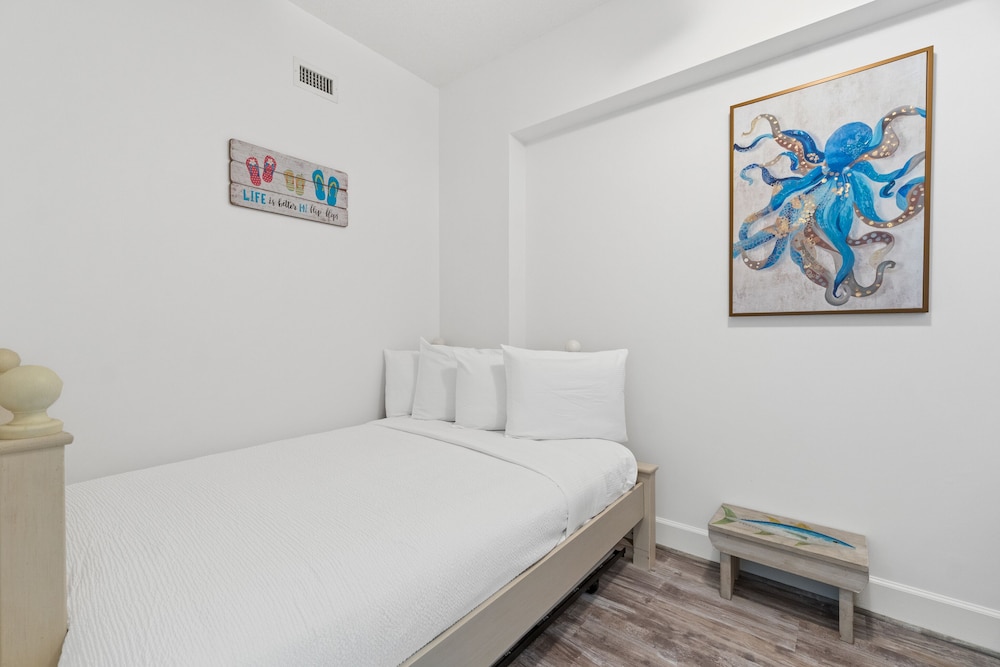 3 BEDROOMS, CONDO, OCEAN VIEW