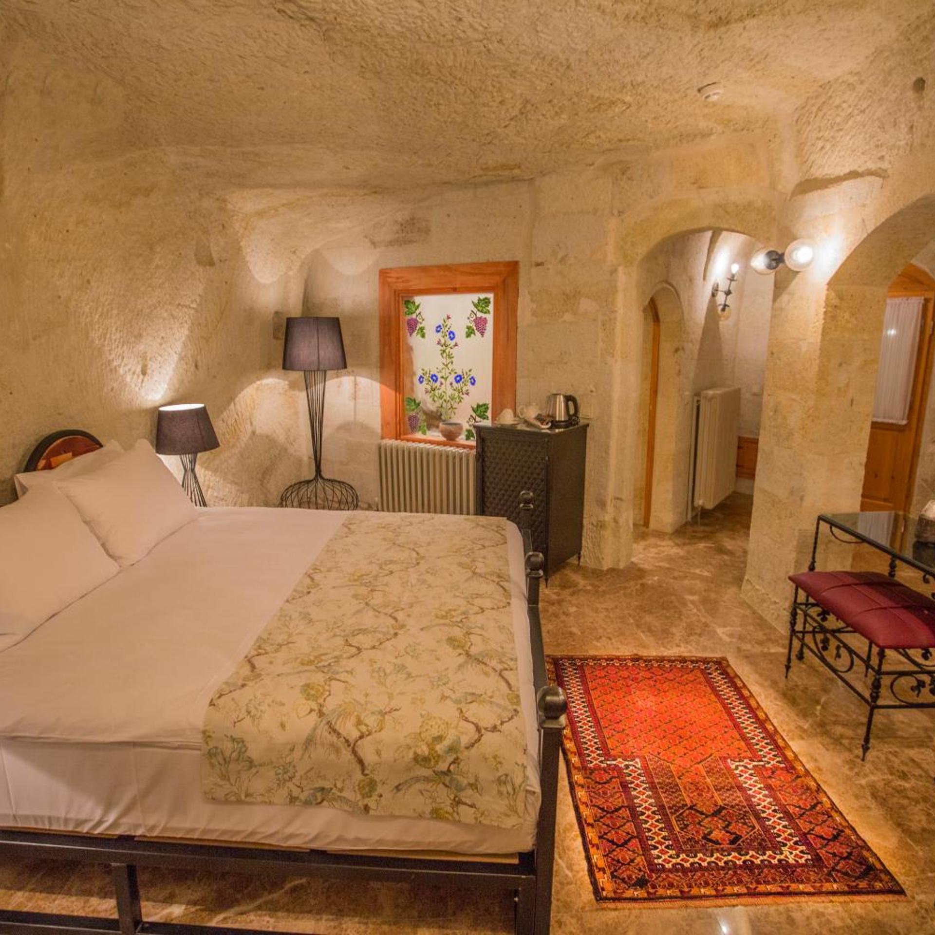Cave, Superior, Suite