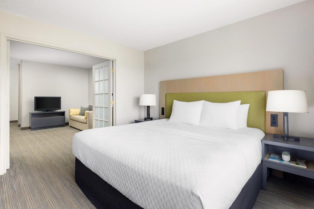 Suite, 2 King Beds, King and Queen Bed
