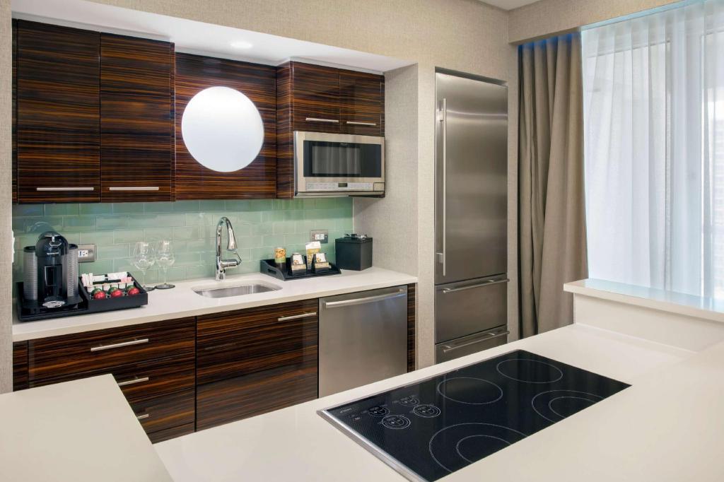 1 Bedroom, Suite, 2 Queen Beds, Pool Side, Sofa، Conrad Fort Lauderdale Beach 6/6