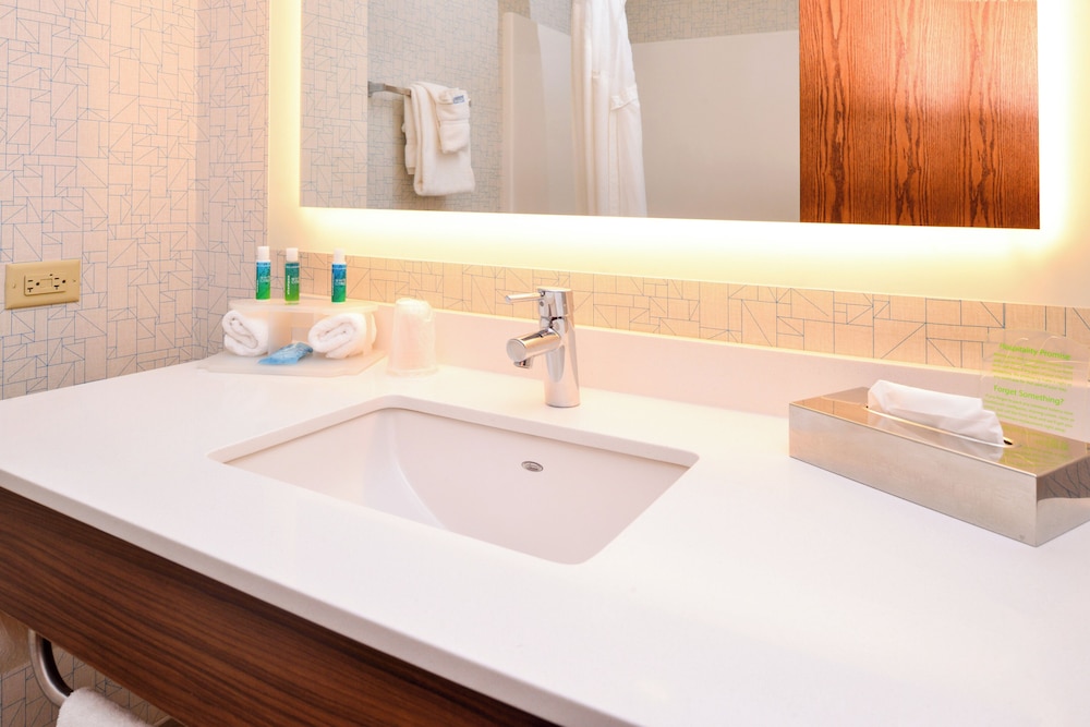Holiday Inn Express Hotel & Suites Urbana-Champaign(U Of I Area) 72/74