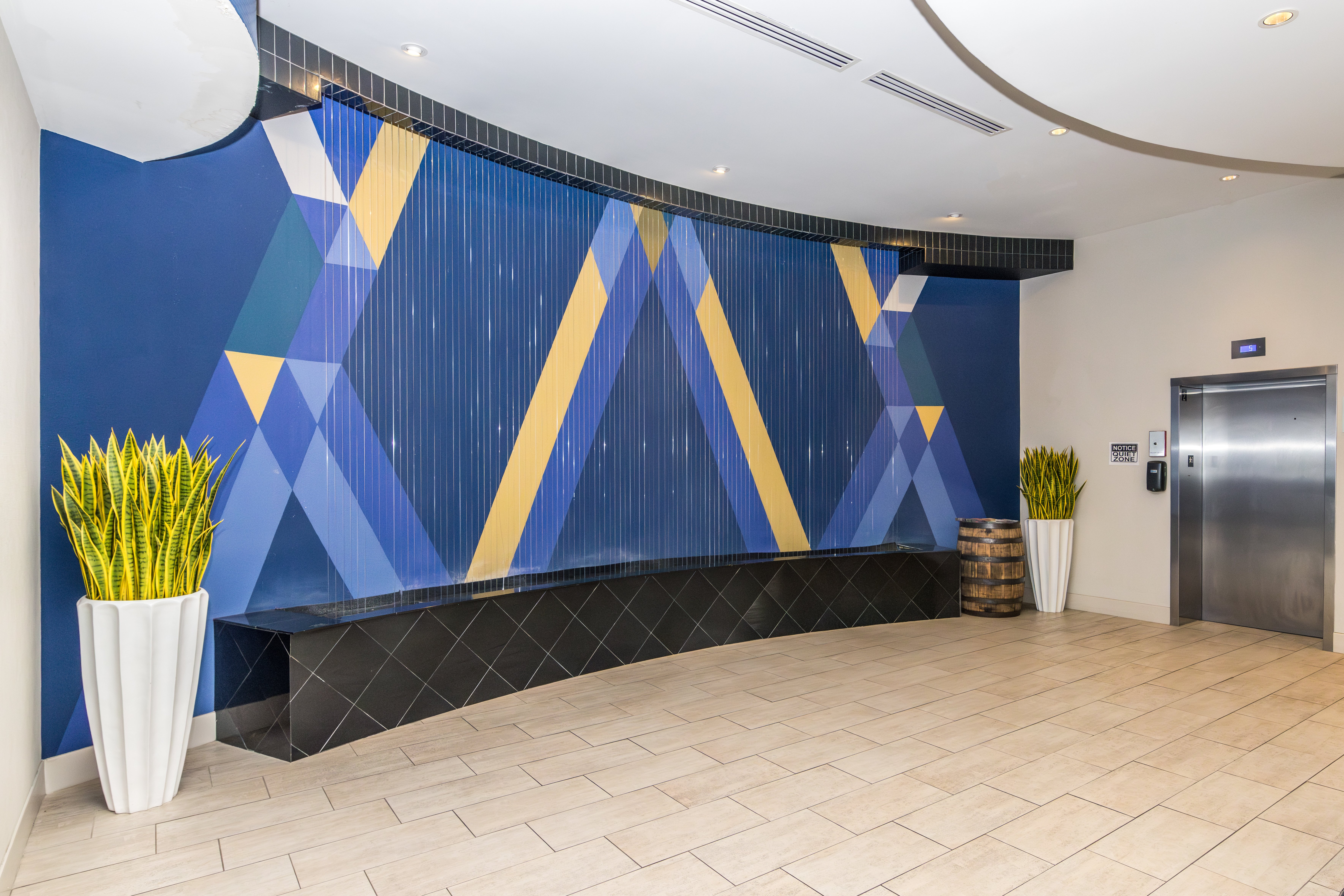 Holiday Inn Express And Suites Louisville Downtown 9/71