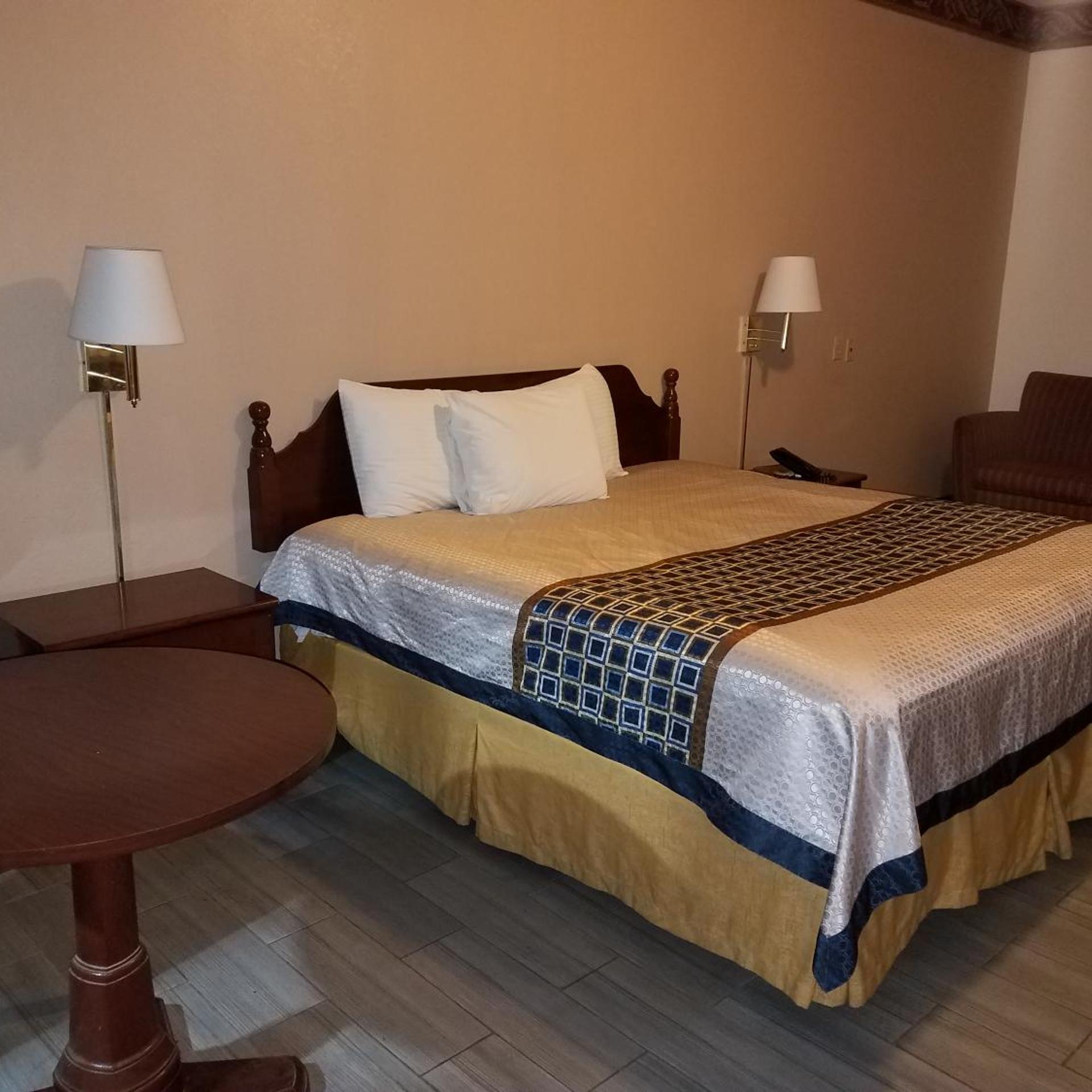 Deluxe, King Bed, Texas Inn Downtown Mcallen 3/10