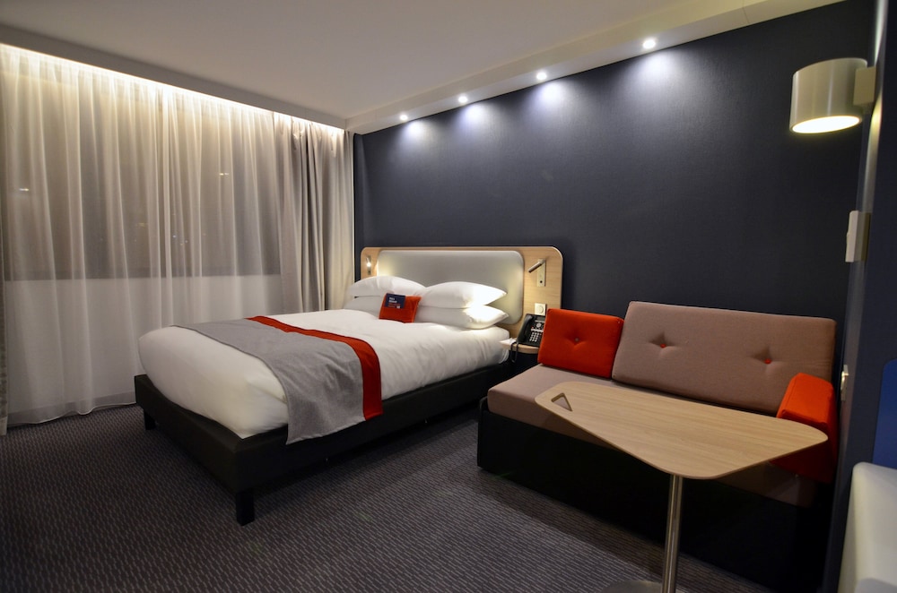 HOLIDAY INN EXPRESS PARIS - CDG AIRPORT 30/70