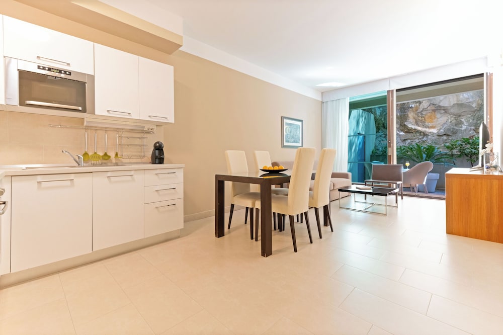 THE RESIDENCE 40/71