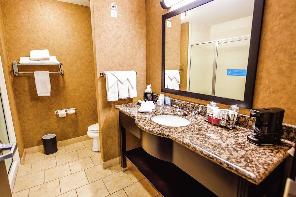 Hampton Inn And Suites Pine Bluff 24/46