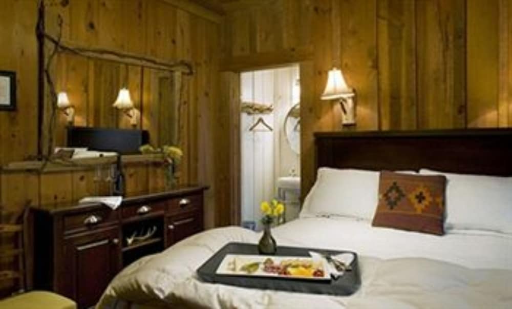 Lakemont, Queen Bed