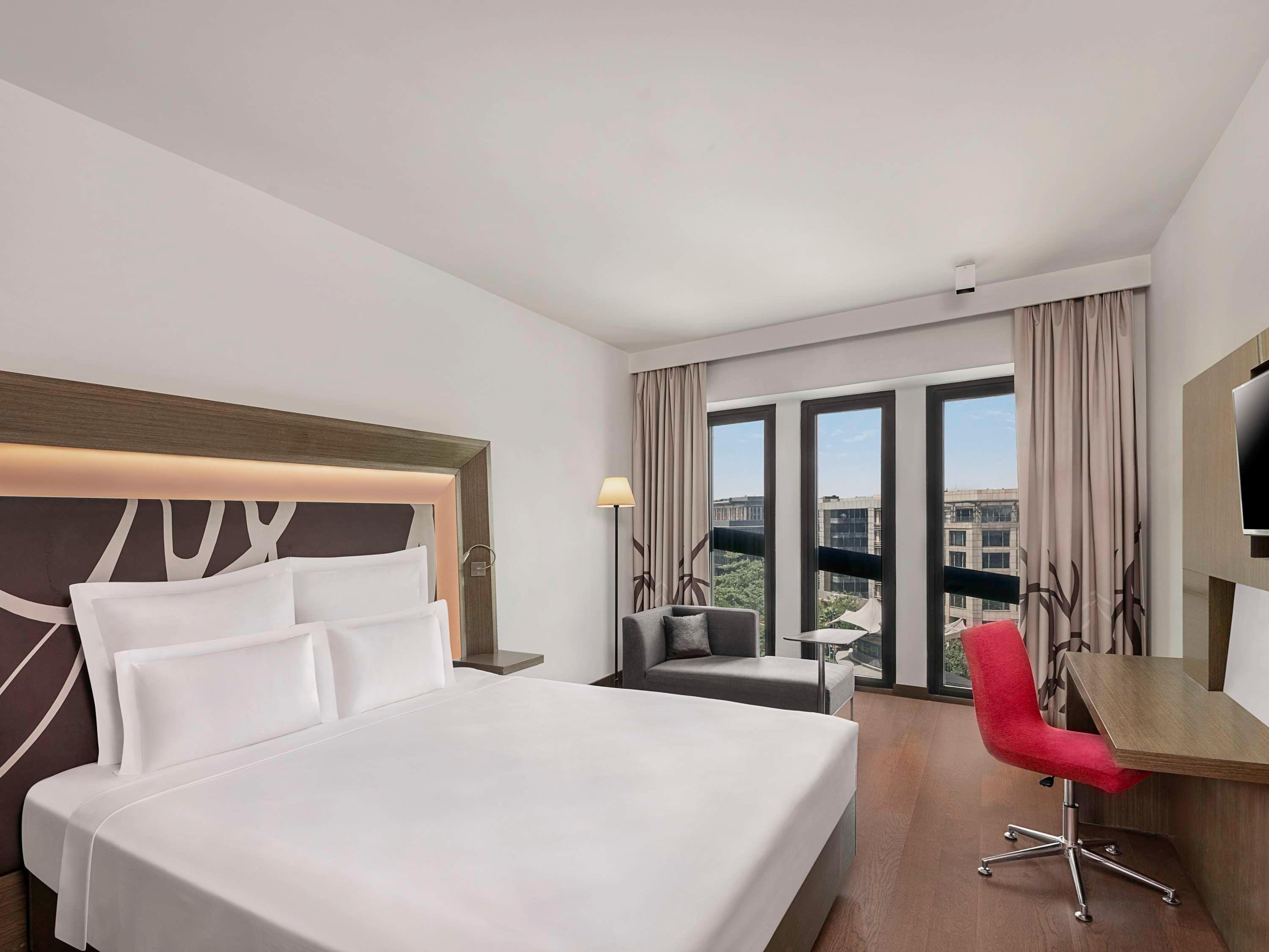 SUPERIOR, TWIN BEDS, LAUNDRY, LOUNGE ACCESS
