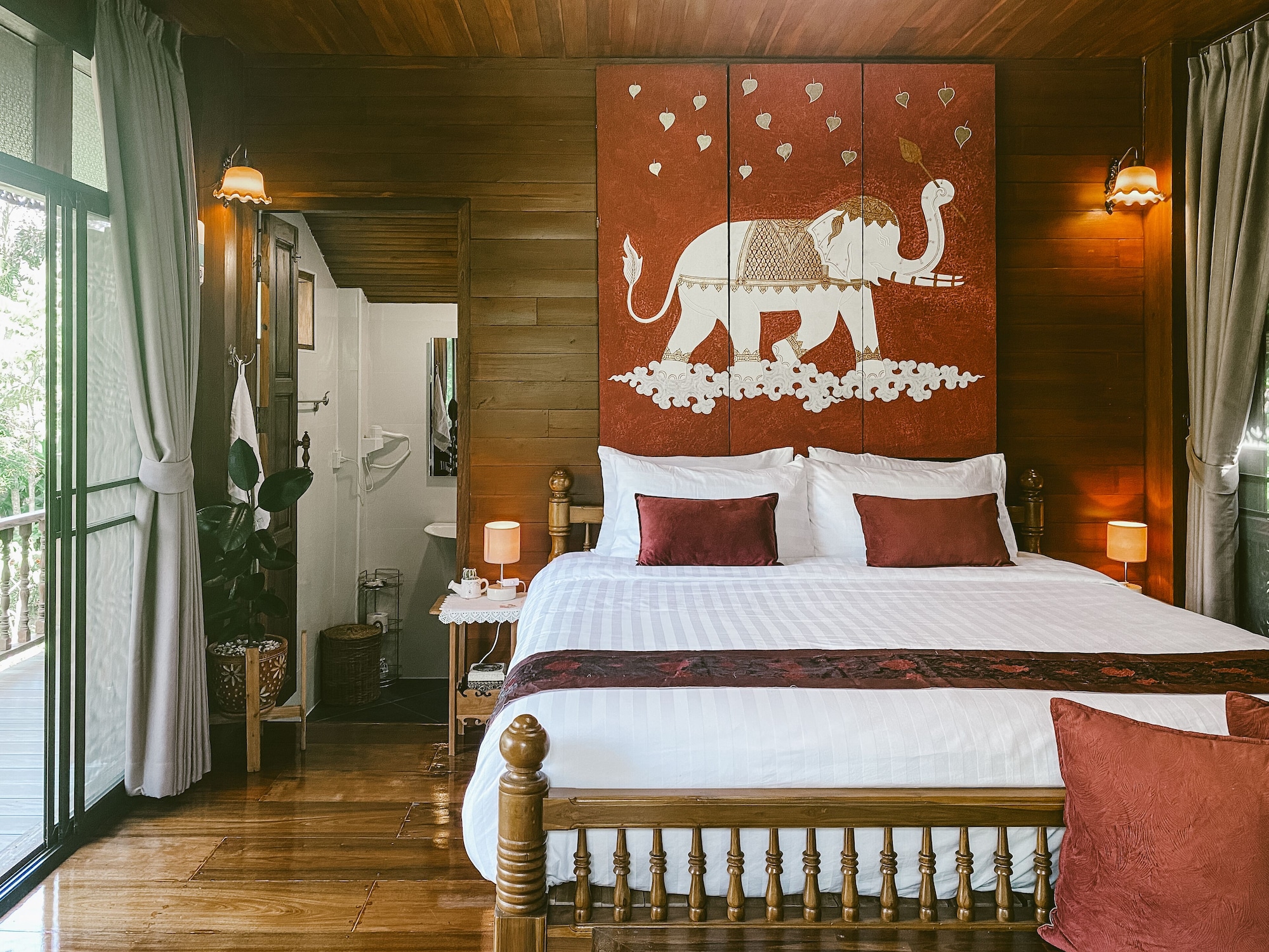 DELUXE, KING BED