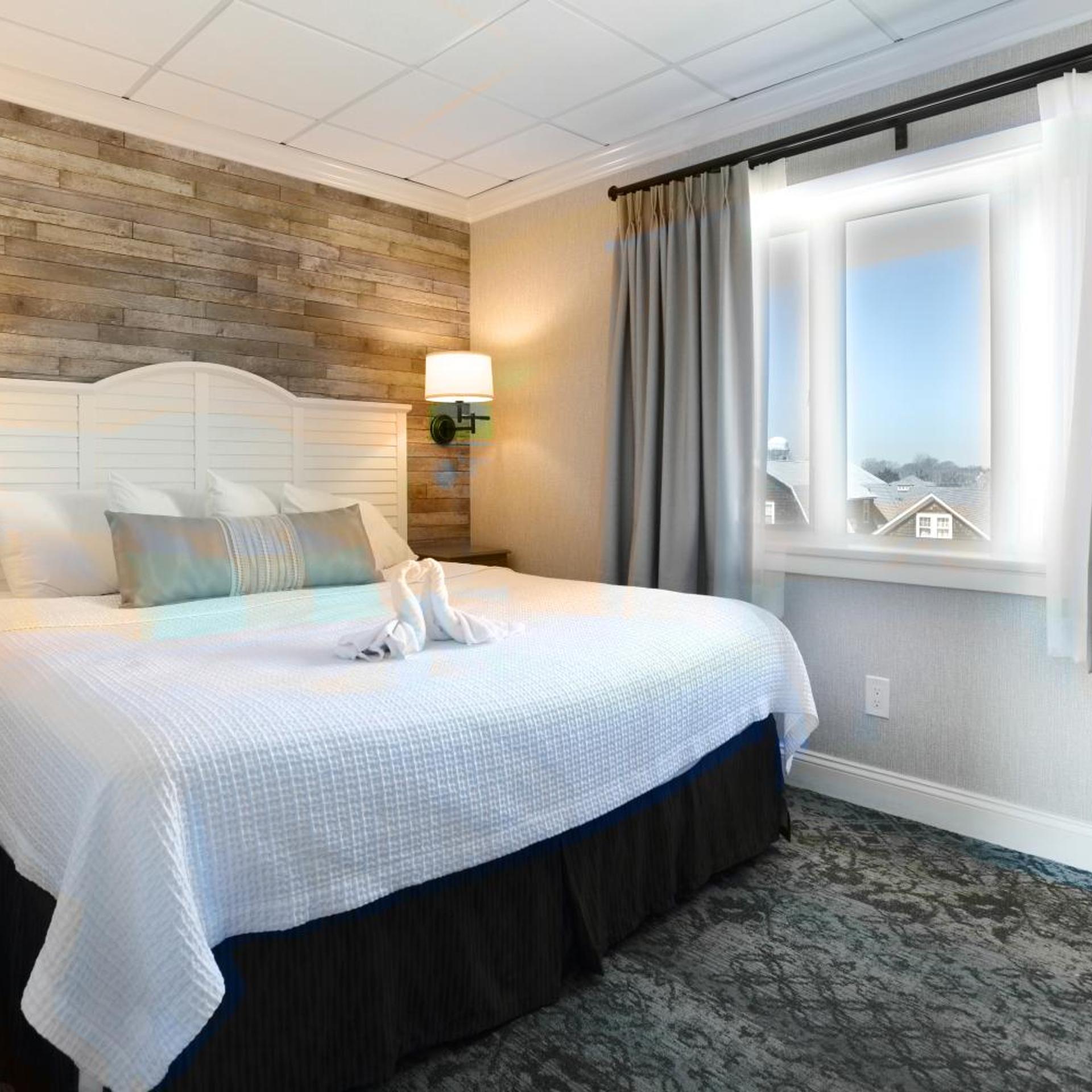 Efficiency, Suite, King Bed, Sun Deck View, Sofa, Exterior Entrance