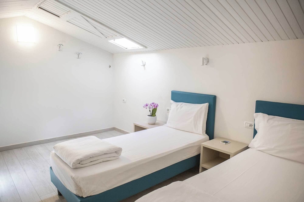 Comfort, 1 Double and 4 Single Beds