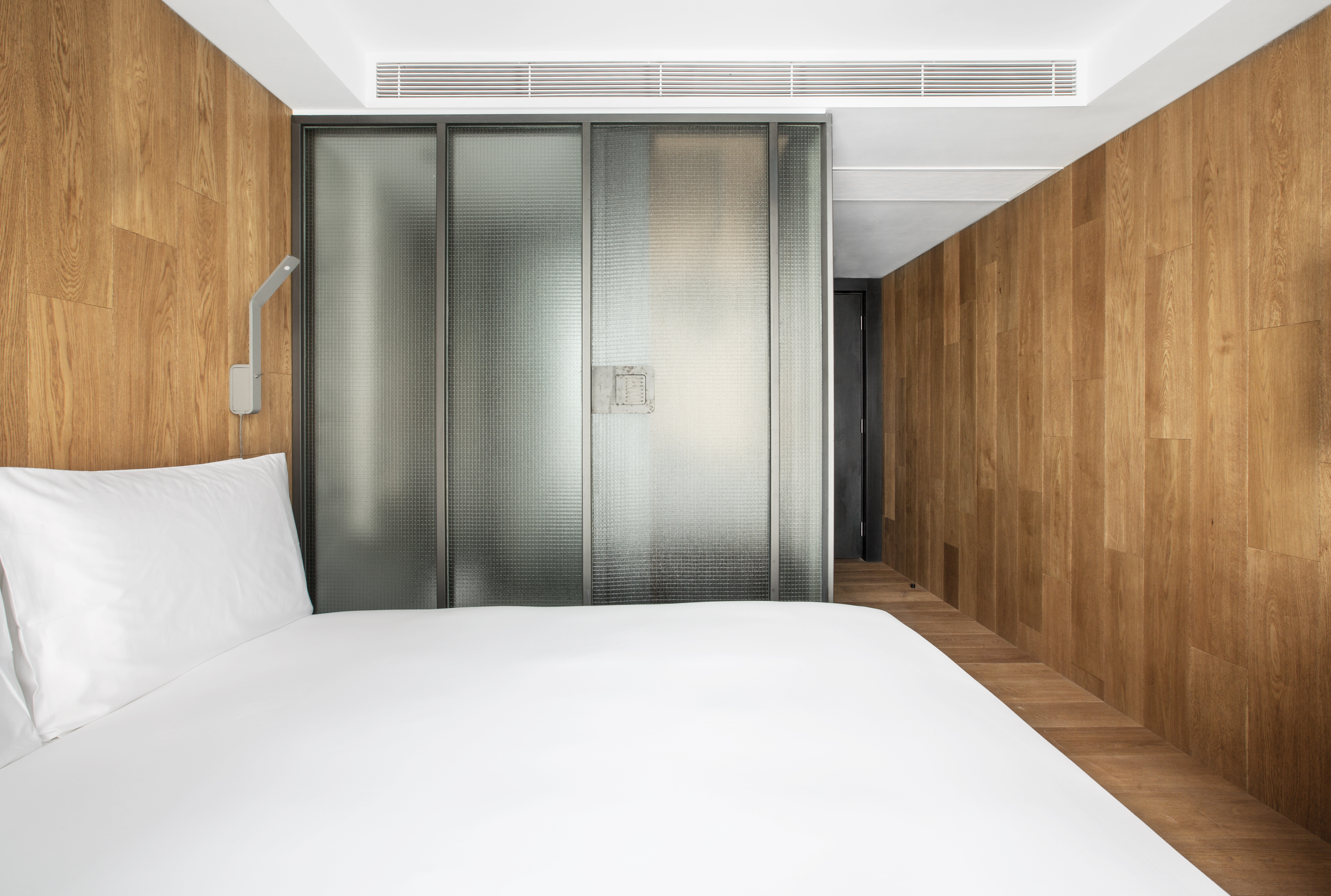 COMFORT, QUEEN BED