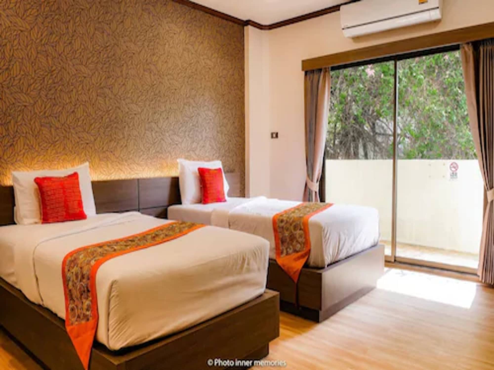 NEW DELUXE, TWIN BEDS