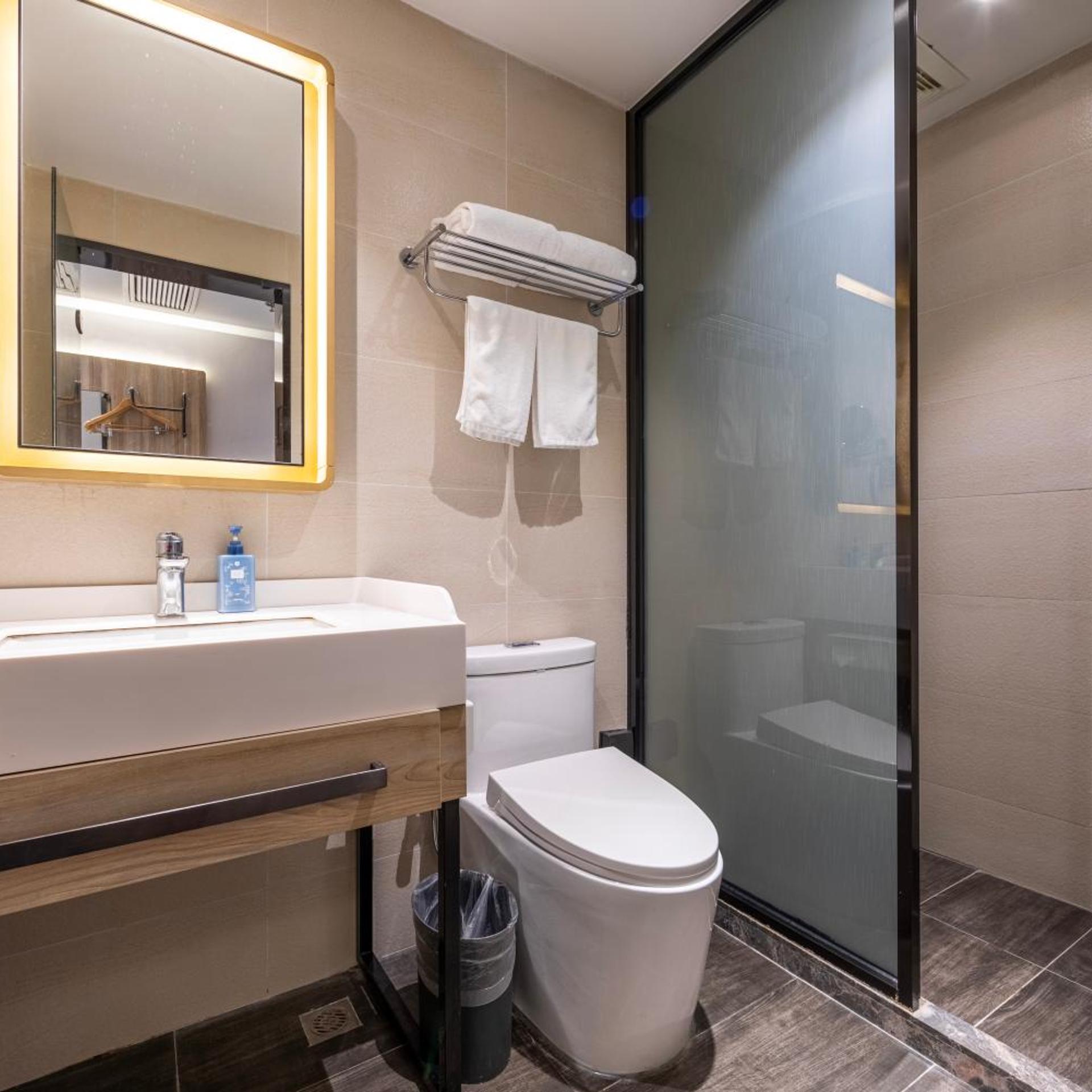 HanTing Premium Hotel (Shanghai Loushanguan Road Subway Station) 40/50