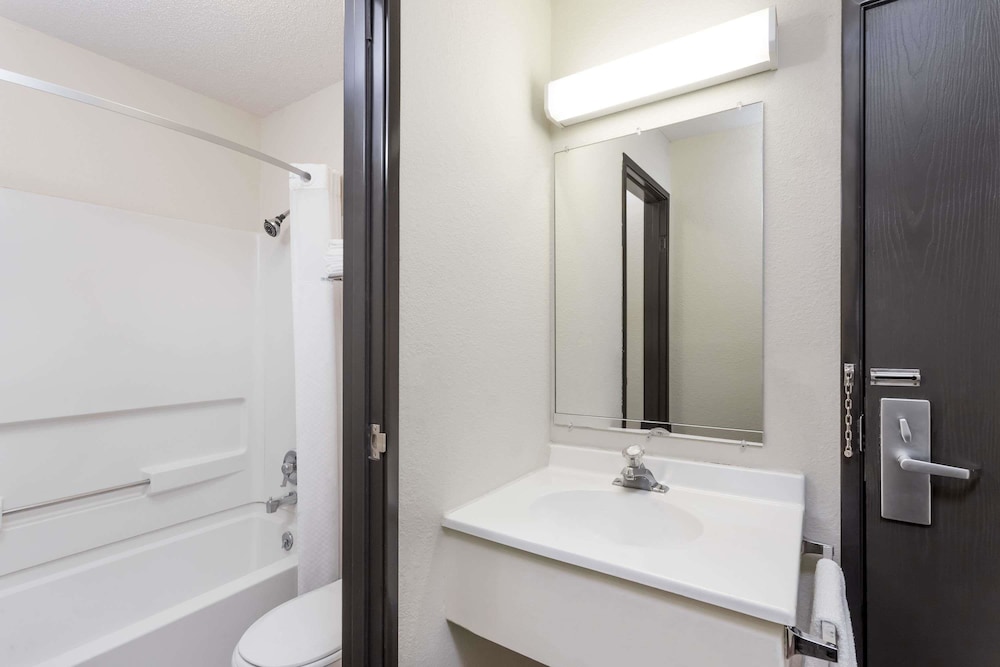 Days Inn & Suites by Wyndham Kaukauna WI 11/58