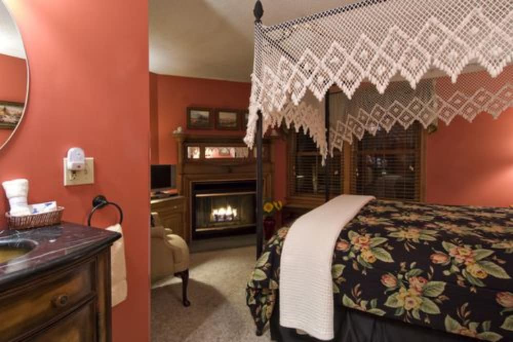 Room, Queen Bed, Private Bathroom, Adult Only
