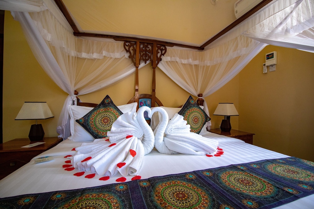 Sunny Palms Beach Bungalows 16/65