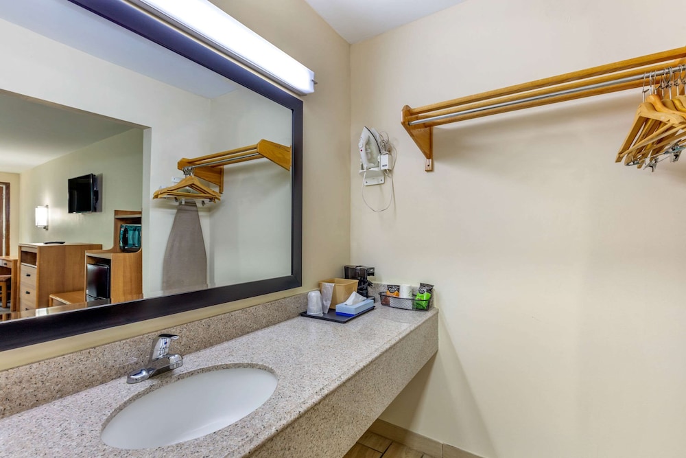 Econo Lodge Kosciusko MS 10/25