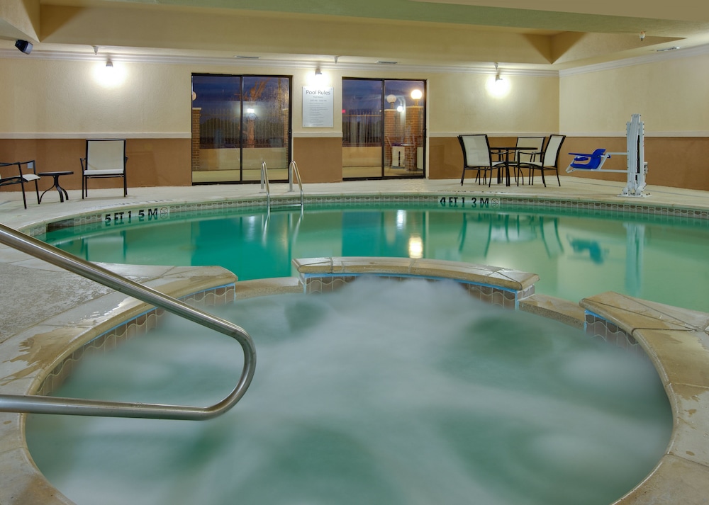 Holiday Inn Express Hotel Suites Ennis 1/70