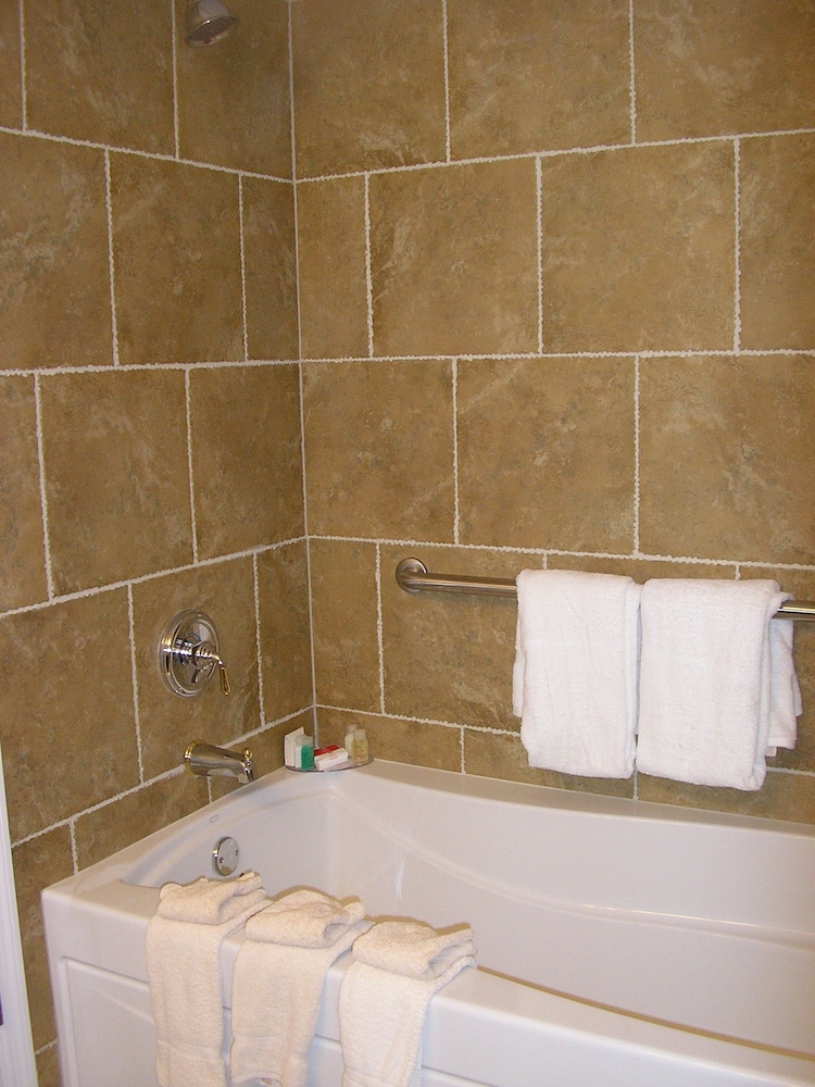 Lake Grassy Inn & Suites 24/38