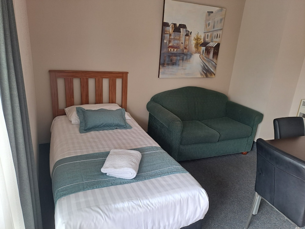 Commodore Motor Lodge 26/58