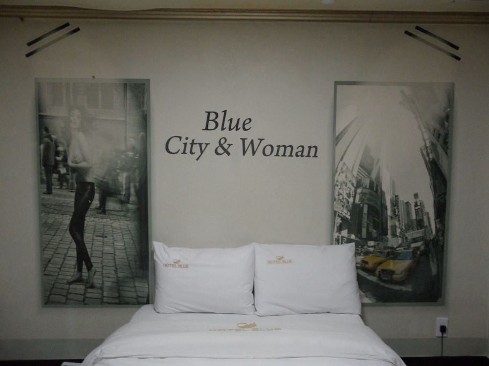 Blue Hotel 35/53