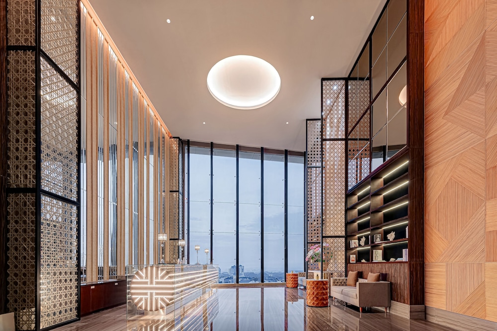 Whiz Luxe Hotel Spazio Surabaya 12/29