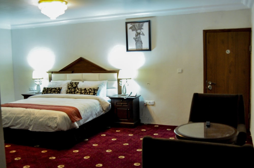 Caledonian Suites 12/63