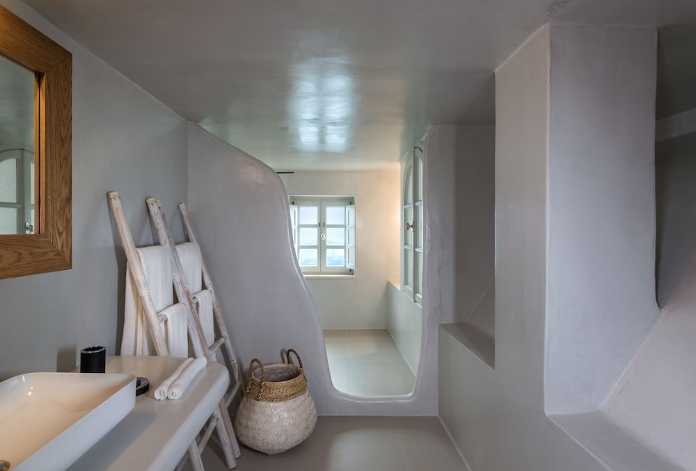 Nefeles Luxury Suites 47/49