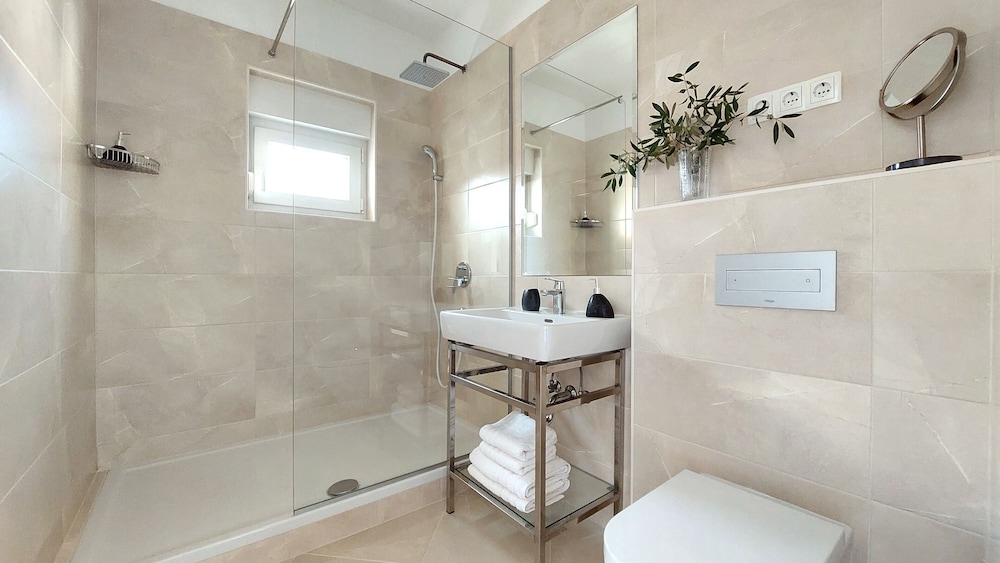 Refresh Boutique Apartments 49/50