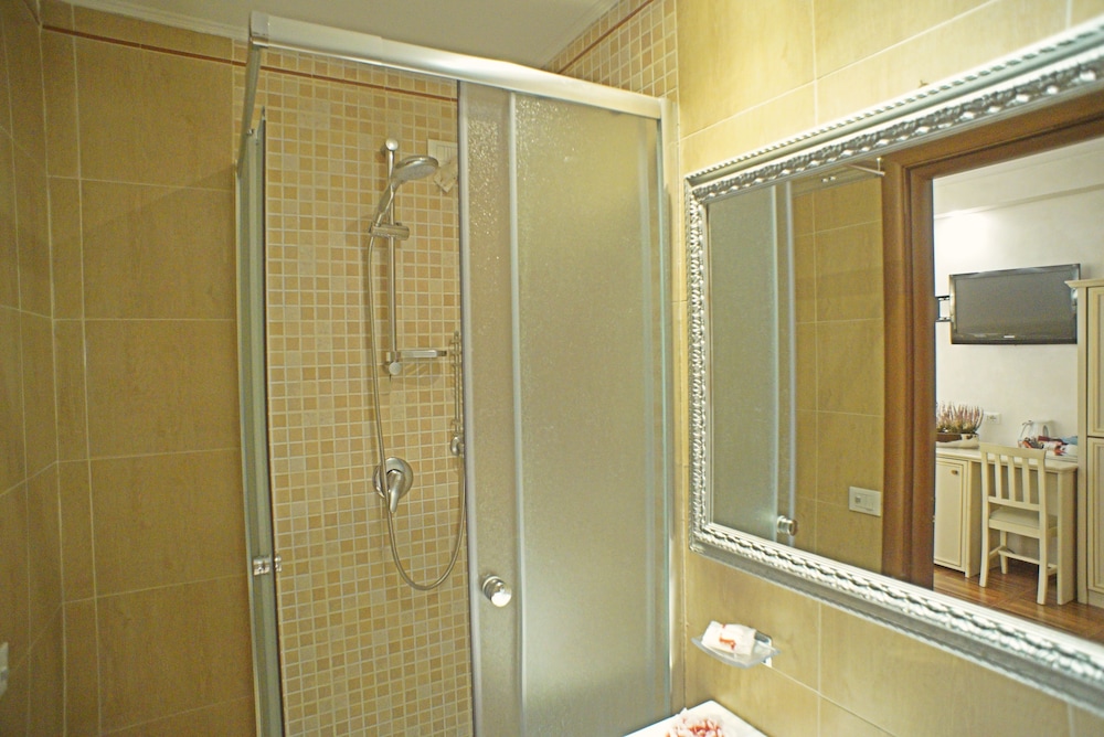 ROOM, SINGLE