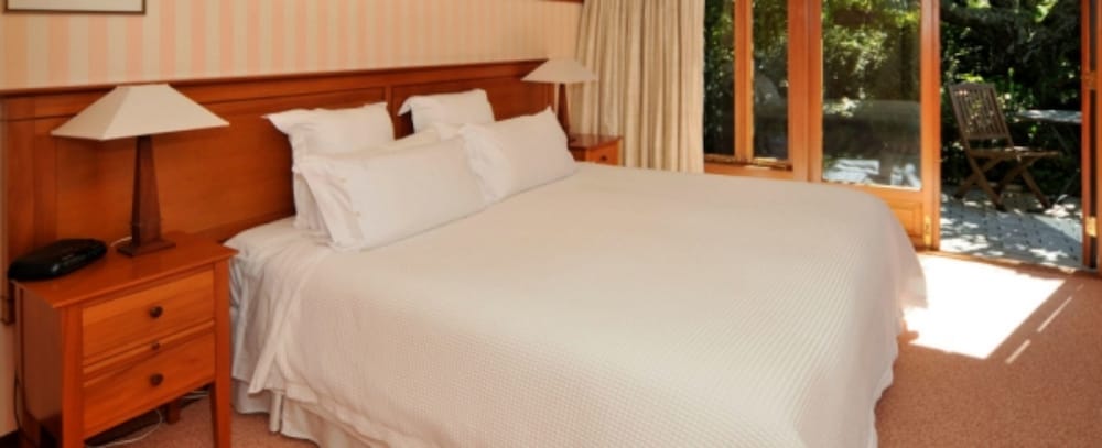LAKE TAUPO LODGE 9/34