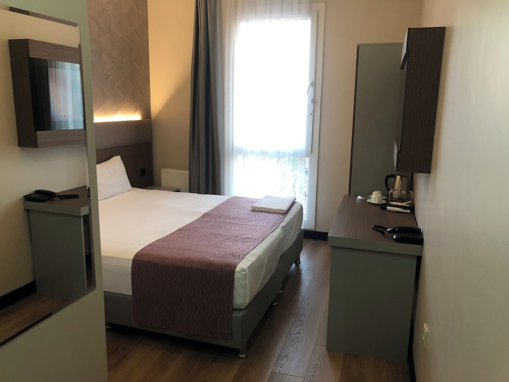 ECONOMY, QUEEN BED