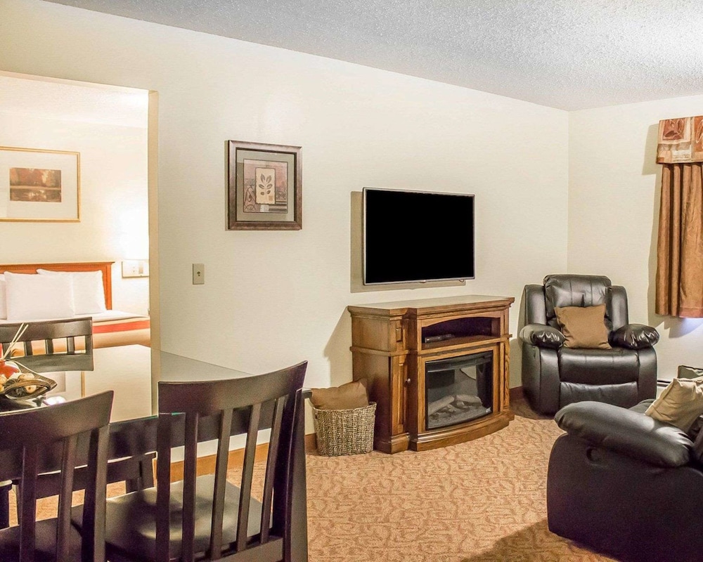 Econo Lodge Menomonie On The Bay MI 22/31