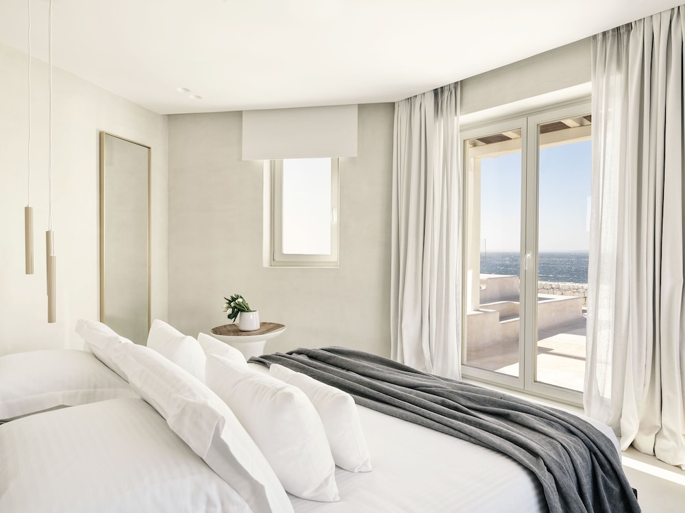 DELUXE, SEA VIEW, JETTED TUB