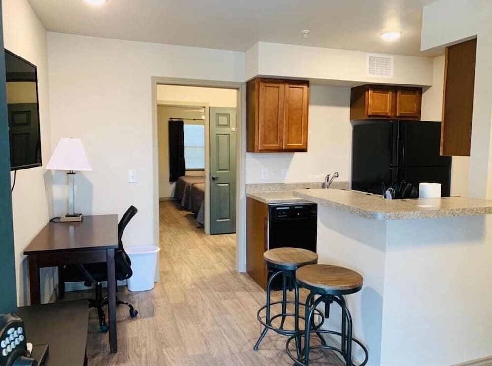 Eagle's Den Suites Andrews a Travelodge by Wyndham 36/55