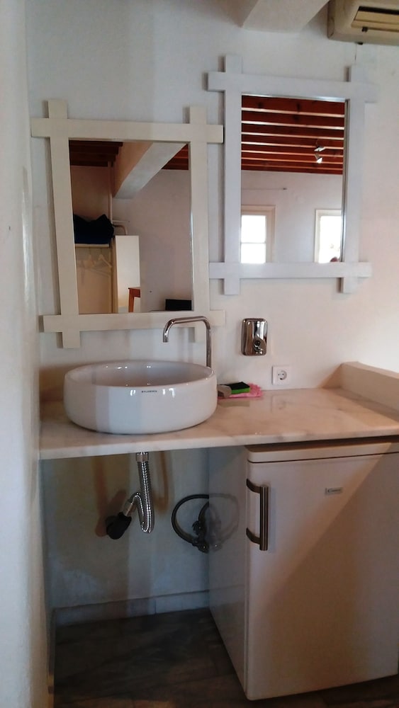 Manos Rooms 47/50