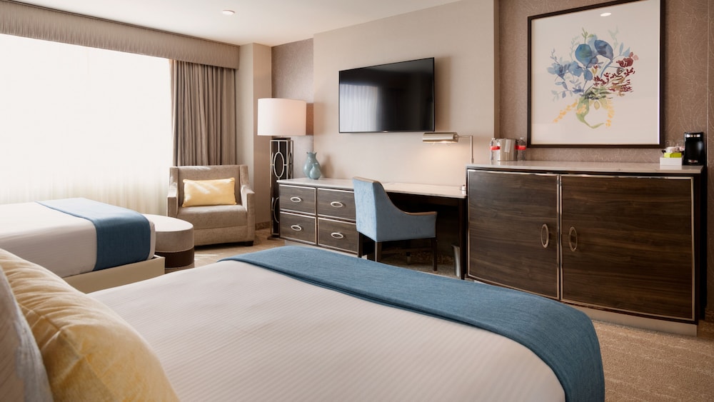 Sierra, 2 Queen Beds, Pool View