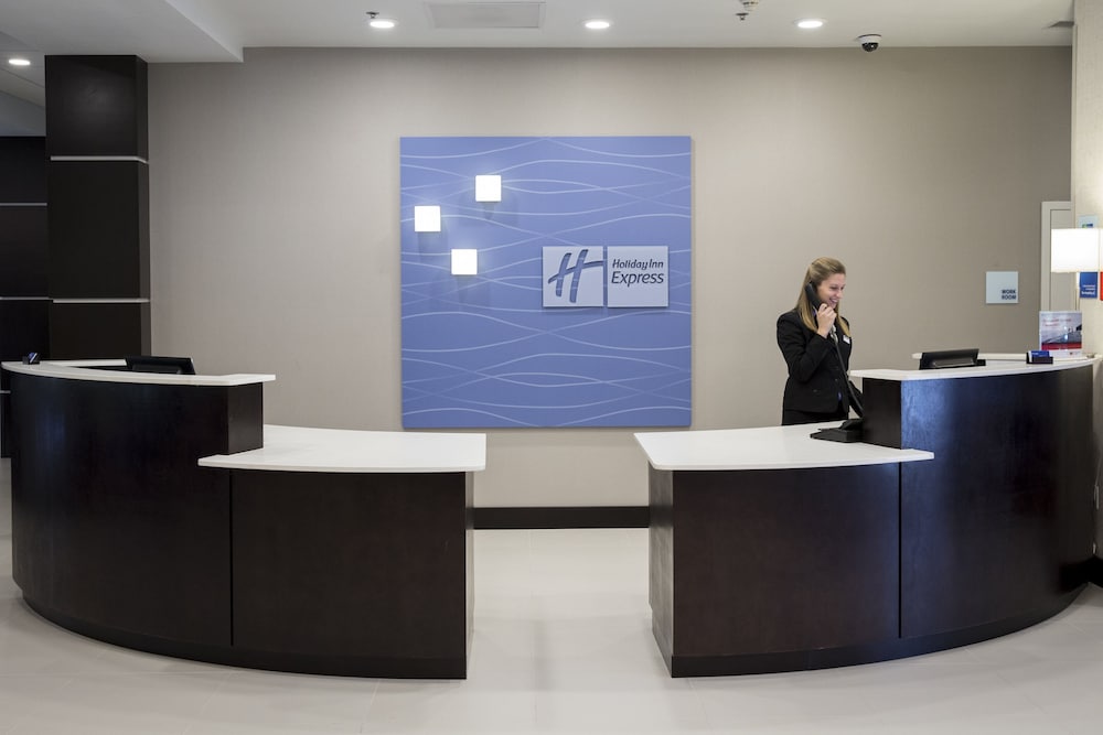 Holiday Inn Express Suites Edwardsville 4/45