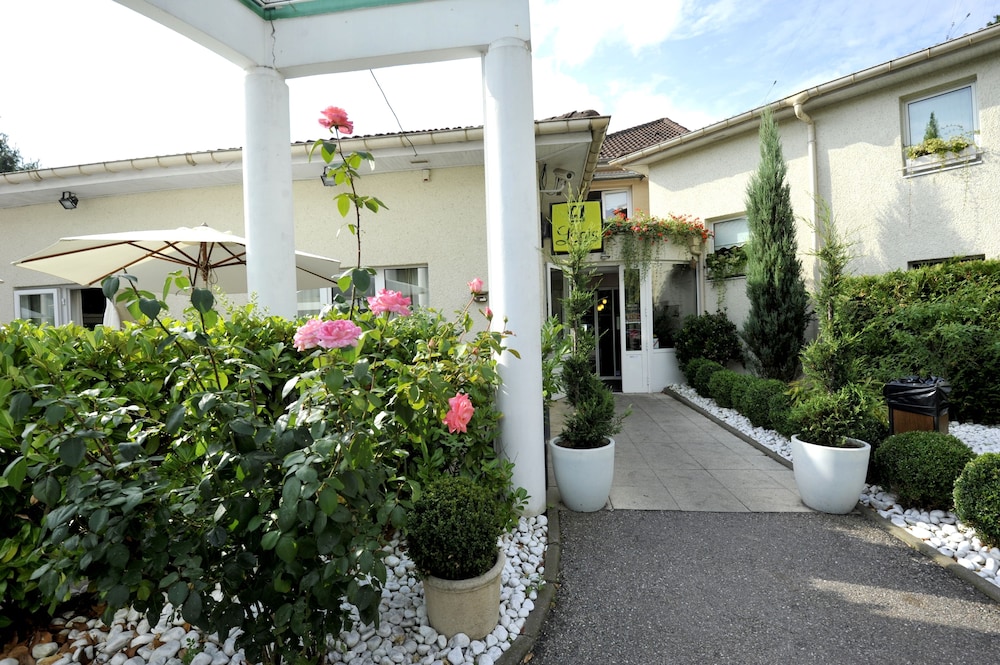 COTTAGE HOTEL 47/50