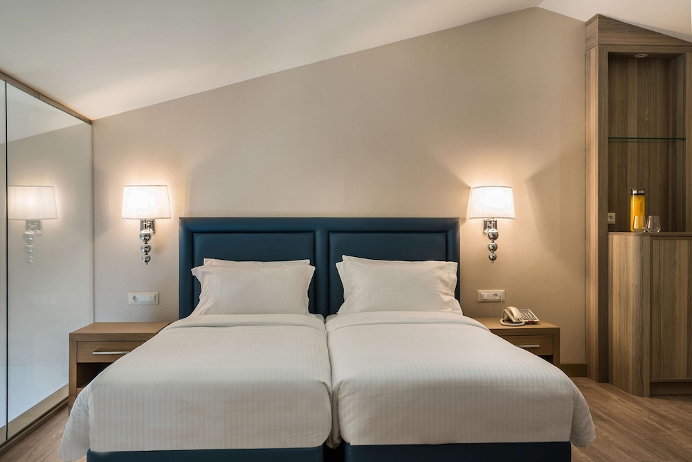PREMIUM, SUITE, TWO STORY