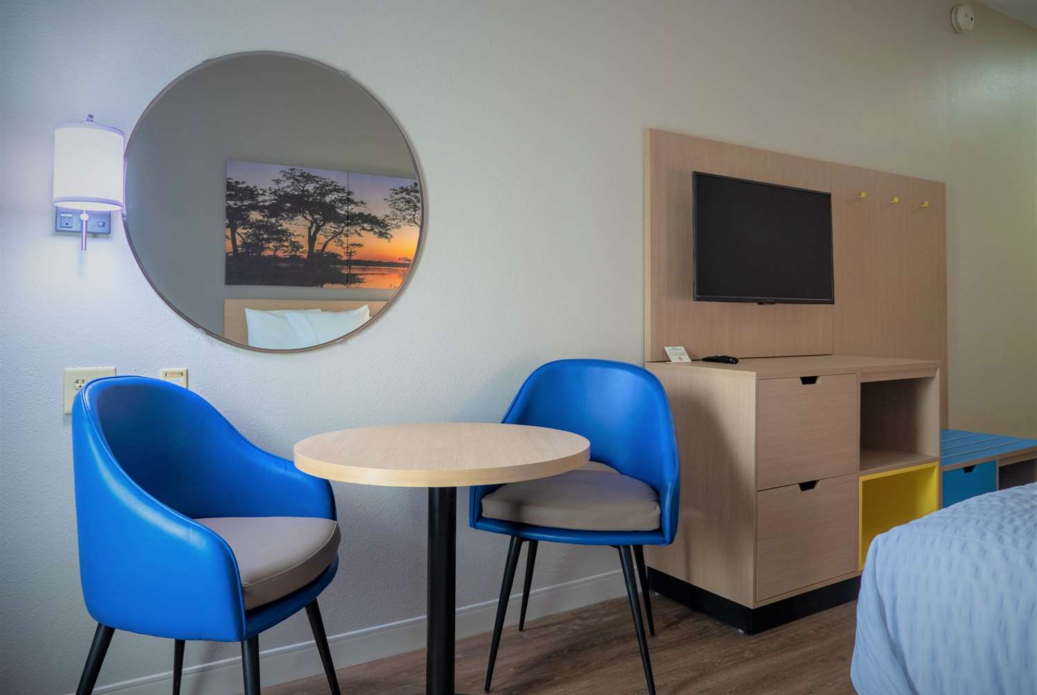 Days Inn & Suites by Wyndham Savannah North I-95 29/41