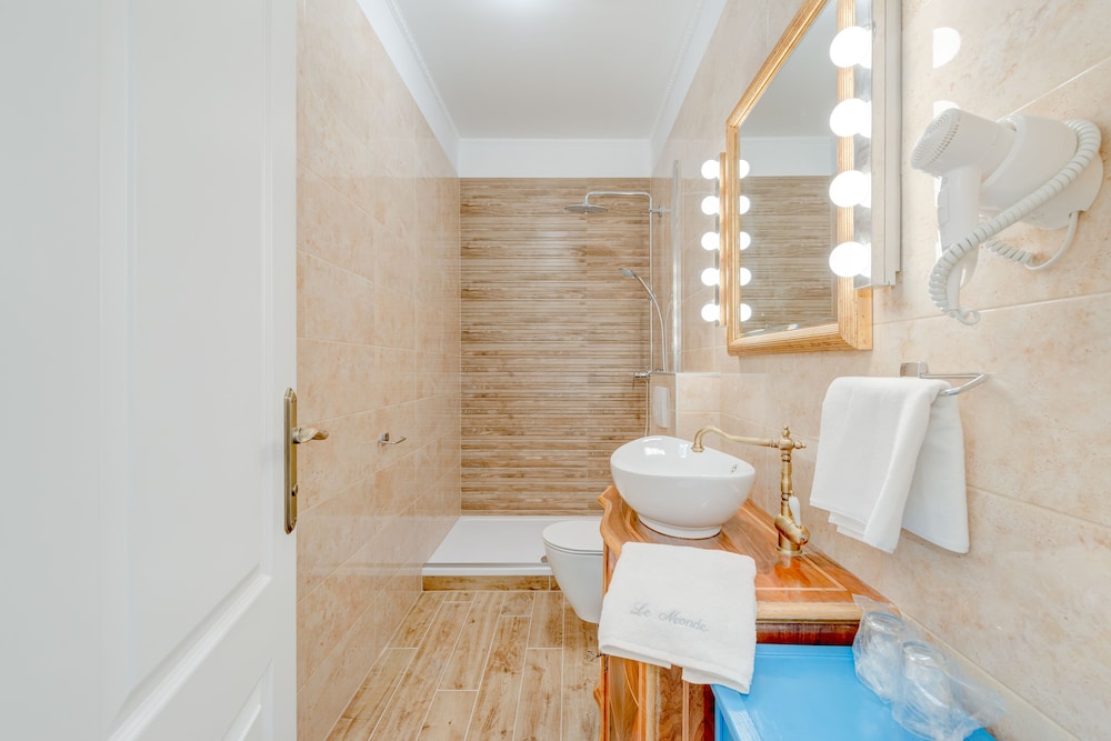 Le Monde Luxury Accommodation 58/63