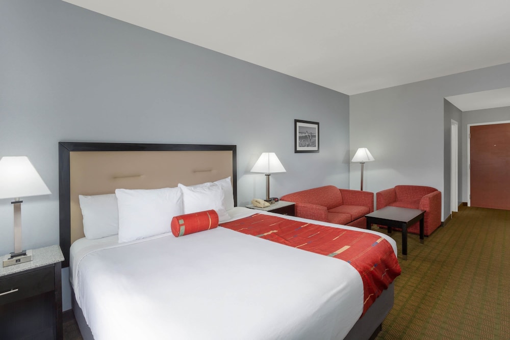 Days Inn & Suites by Wyndham Lakeland 28/85